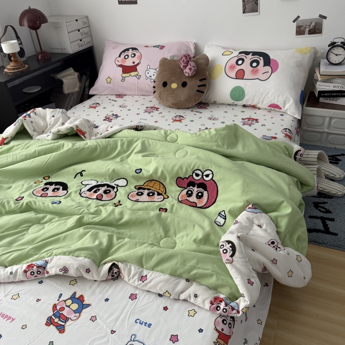 91家纺网 家纺一手货源 找家纺 三元色 2026新款正版蜡笔小新卡通云朵棉夏被夏凉被 夏被百变小新-绿