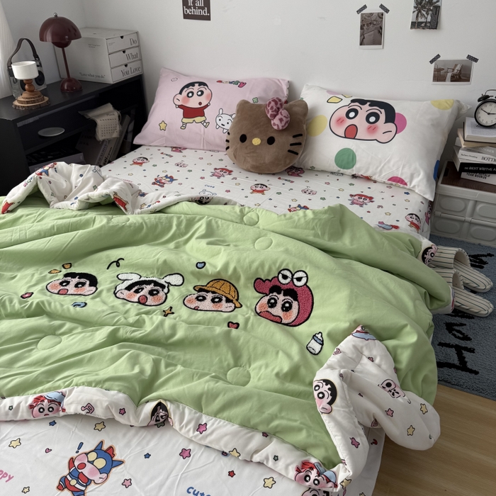 91家纺网 家纺一手货源 找家纺 三元色 2026新款正版蜡笔小新卡通云朵棉夏被夏凉被 夏被百变小新-绿