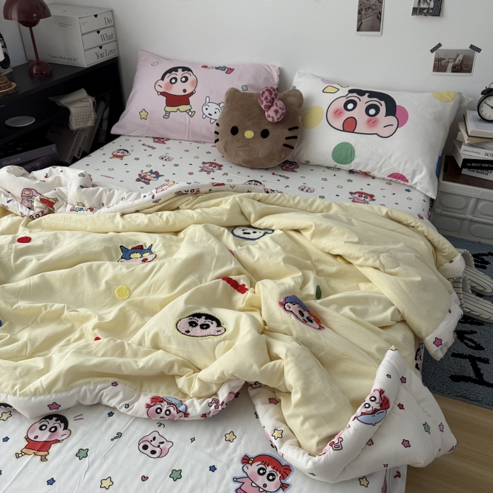 91家纺网 家纺一手货源 找家纺 三元色 2026新款正版蜡笔小新卡通云朵棉夏被夏凉被 夏被波点小新-黄
