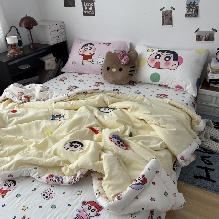 91家纺网 家纺一手货源 找家纺 三元色 2026新款正版蜡笔小新卡通云朵棉夏被夏凉被 夏被波点小新-黄