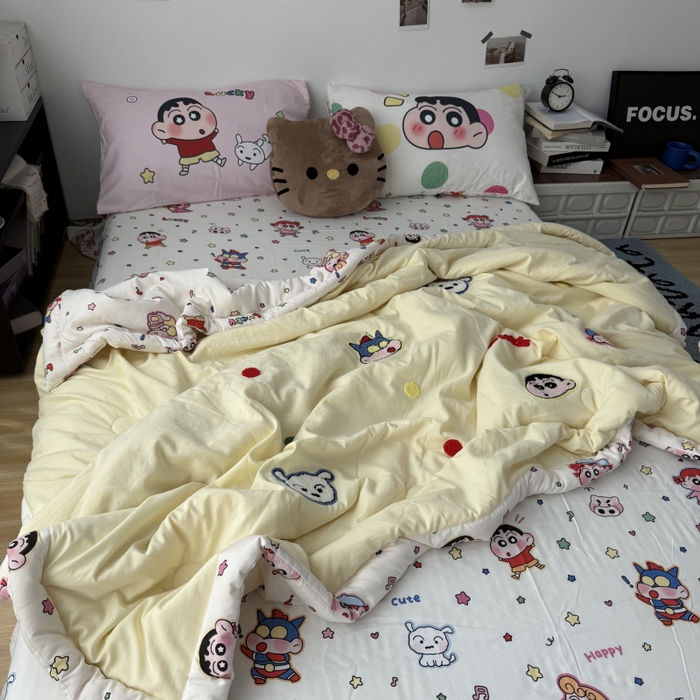 91家纺网 家纺一手货源 找家纺 三元色 2026新款正版蜡笔小新卡通云朵棉夏被夏凉被 夏被波点小新-黄