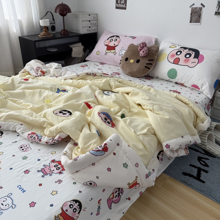 91家纺网 家纺一手货源 找家纺 三元色 2026新款正版蜡笔小新卡通云朵棉夏被夏凉被 夏被波点小新-黄