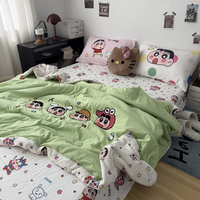 91家纺网 家纺一手货源 找家纺 三元色 2026新款正版蜡笔小新卡通云朵棉夏被夏凉被 夏被百变小新-绿