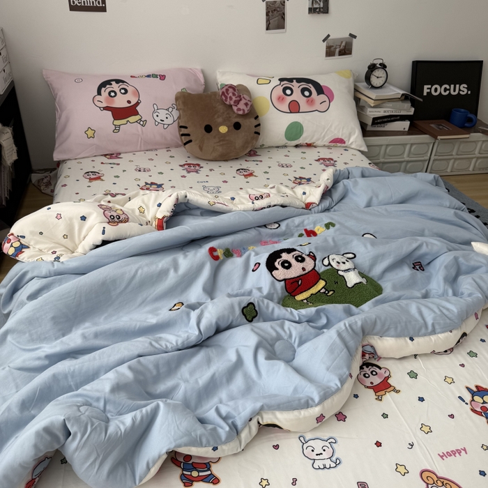 91家纺网 家纺一手货源 找家纺 三元色 2026新款正版蜡笔小新卡通云朵棉夏被夏凉被 夏被夏日小新-蓝