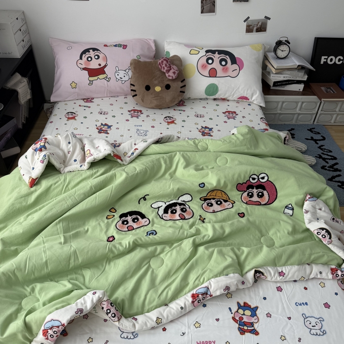 91家纺网 家纺一手货源 找家纺 三元色 2026新款正版蜡笔小新卡通云朵棉夏被夏凉被 夏被百变小新-绿