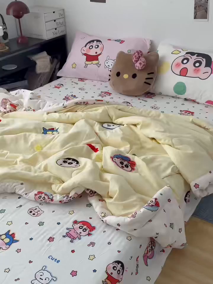 91家纺网 家纺一手货源 找家纺 三元色 2026新款正版蜡笔小新卡通云朵棉夏被夏凉被 夏被波点小新-黄
