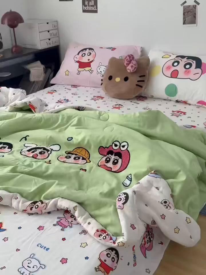 91家纺网 家纺一手货源 找家纺 三元色 2026新款正版蜡笔小新卡通云朵棉夏被夏凉被 夏被百变小新-绿