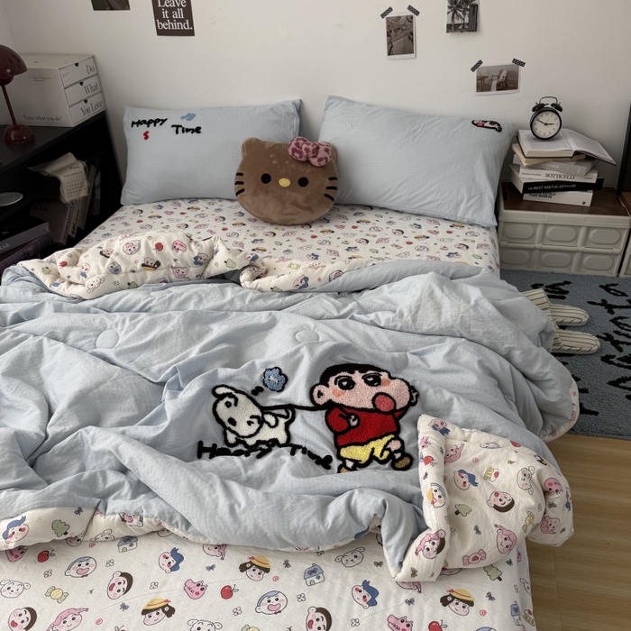 91家纺网 家纺一手货源 找家纺 三元色 2026新款正版蜡笔小新卡通云感夏被夏凉被 夏被调皮小新
