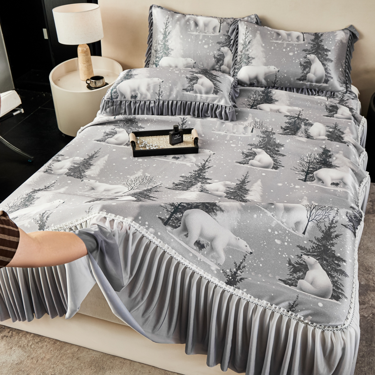 91家纺网 家纺一手货源 找家纺 绒宴家纺2026海洋冰丝床裙款凉席三件套