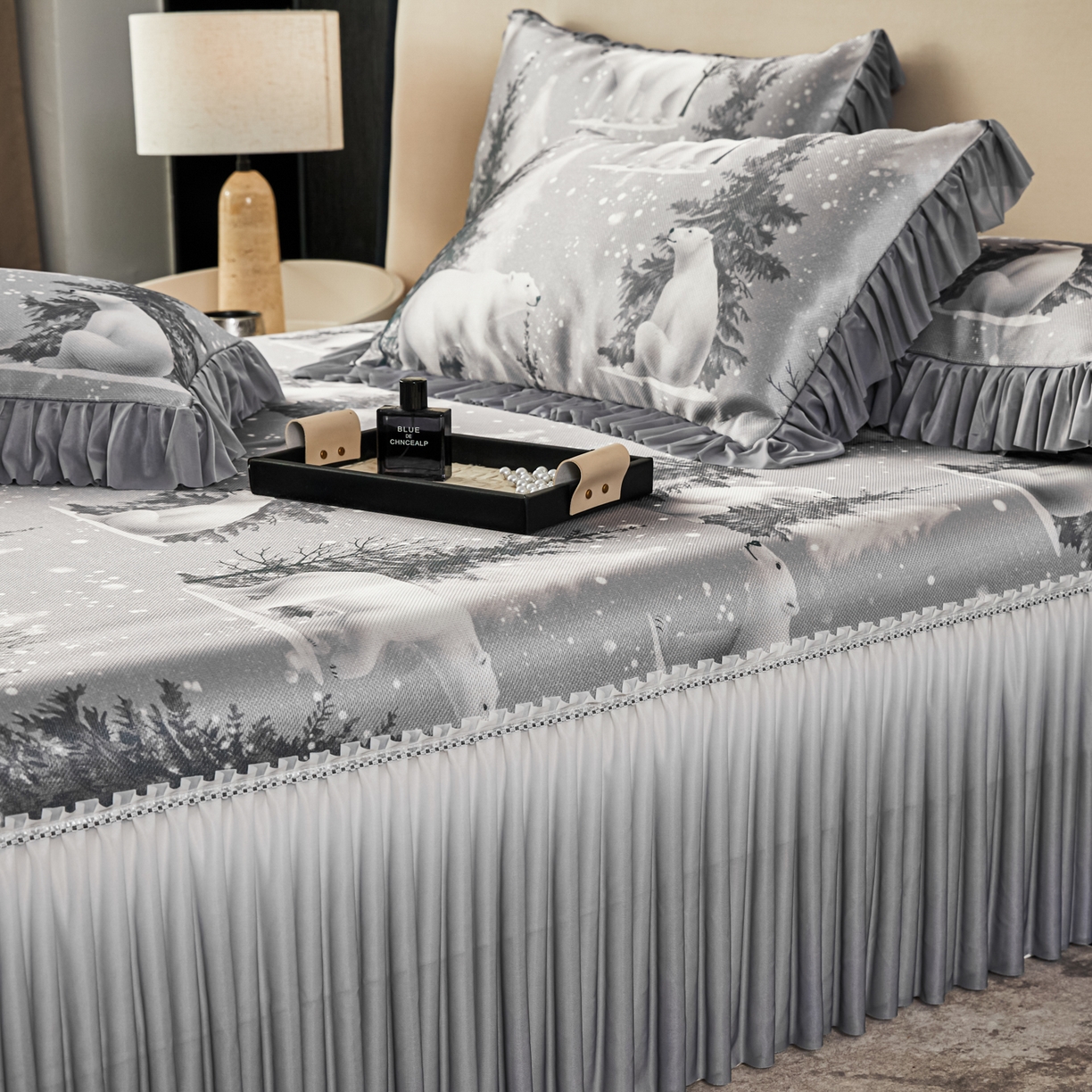 91家纺网 家纺一手货源 找家纺 绒宴家纺2026海洋冰丝床裙款凉席三件套