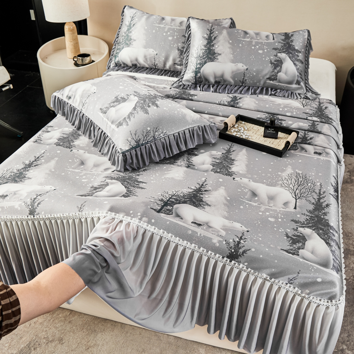 91家纺网 家纺一手货源 找家纺 绒宴家纺2026海洋冰丝床裙款凉席三件套