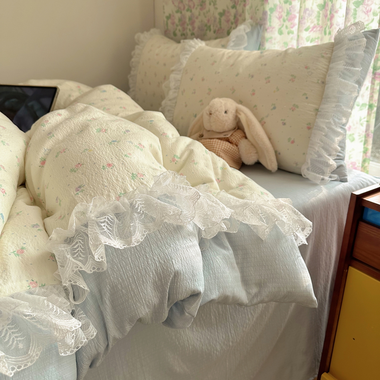 91家纺网 家纺一手货源 找家纺 山茶家居-原创设计（原山茶家纺） 2026新款皱皱纱水洗棉花边四件套-清雾系列 清雾-蕾丝蓝