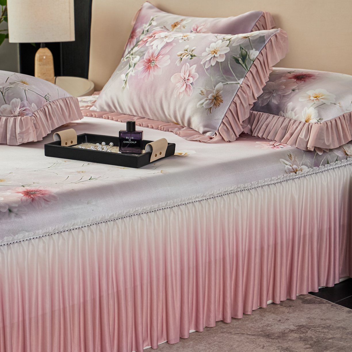 91家纺网 家纺一手货源 找家纺 绒宴家纺2026海洋冰丝床裙款凉席三件套