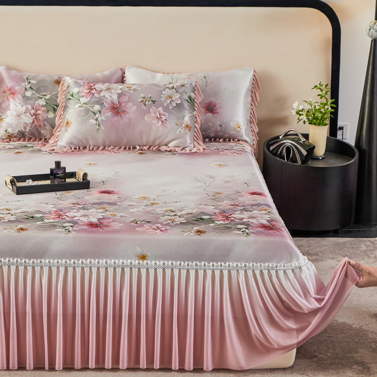 91家纺网 家纺一手货源 找家纺 绒宴家纺2026海洋冰丝床裙款凉席三件套