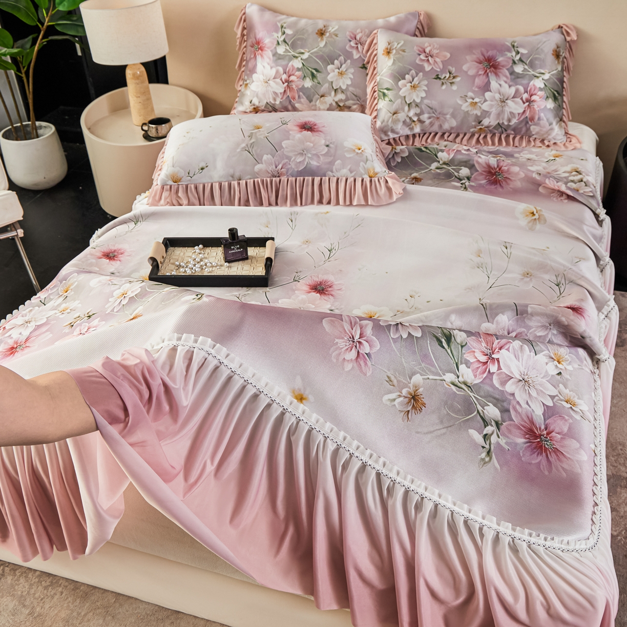 91家纺网 家纺一手货源 找家纺 绒宴家纺2026海洋冰丝床裙款凉席三件套