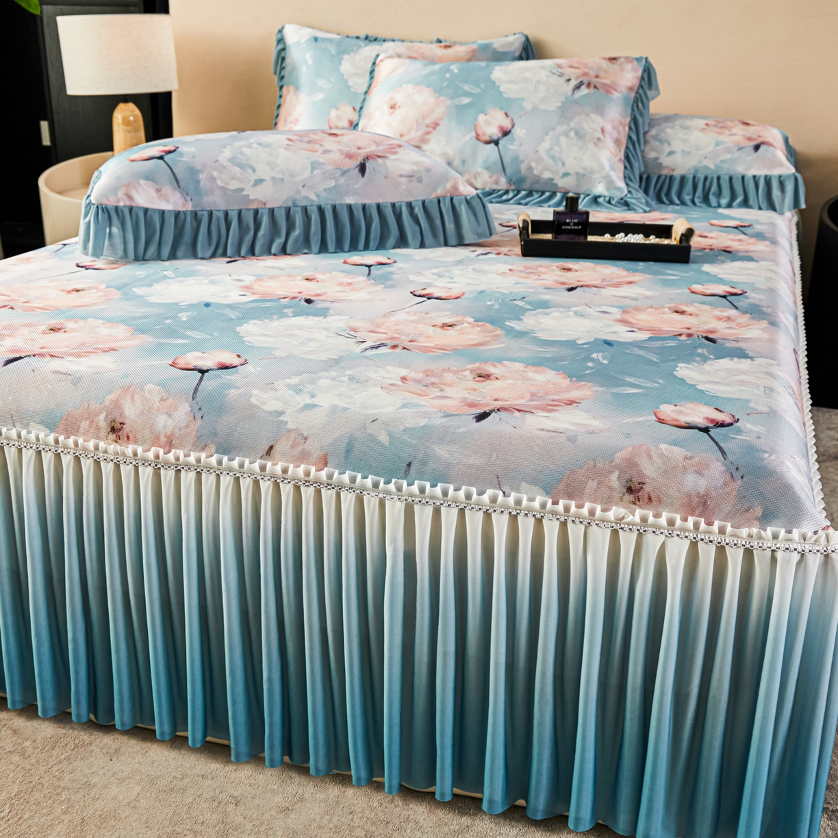 91家纺网 家纺一手货源 找家纺 绒宴家纺2026海洋冰丝床裙款凉席三件套