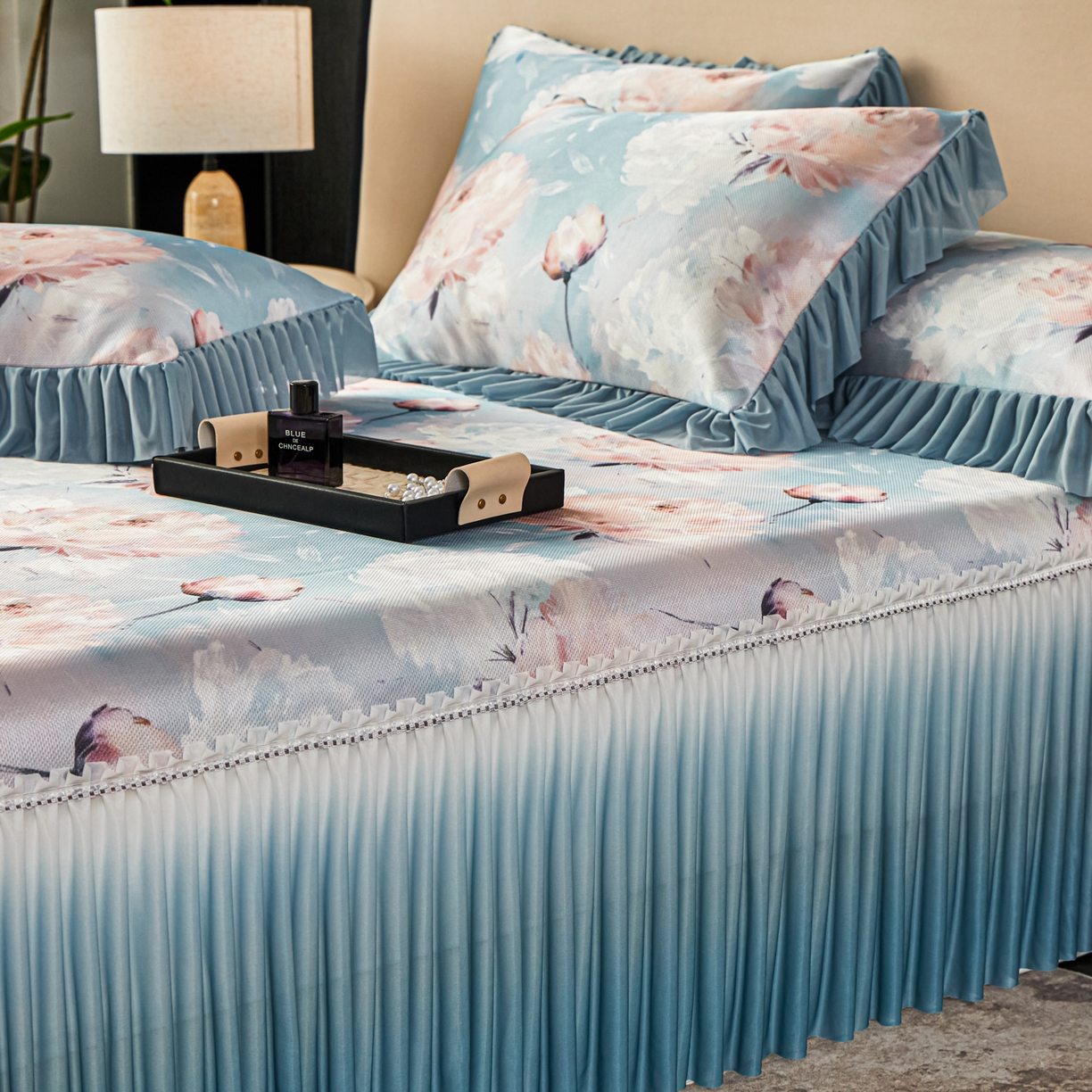 91家纺网 家纺一手货源 找家纺 绒宴家纺2026海洋冰丝床裙款凉席三件套