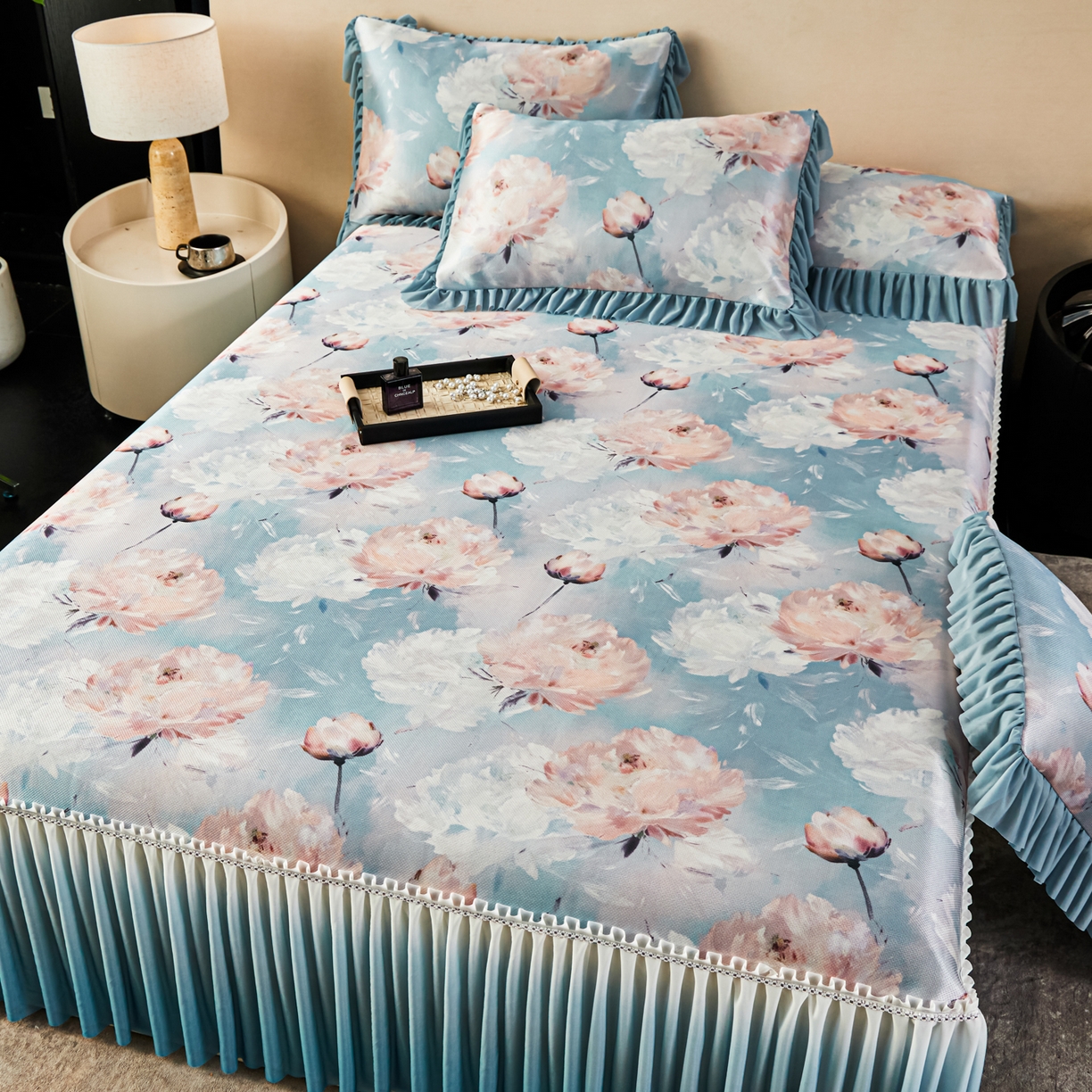 91家纺网 家纺一手货源 找家纺 绒宴家纺2026海洋冰丝床裙款凉席三件套