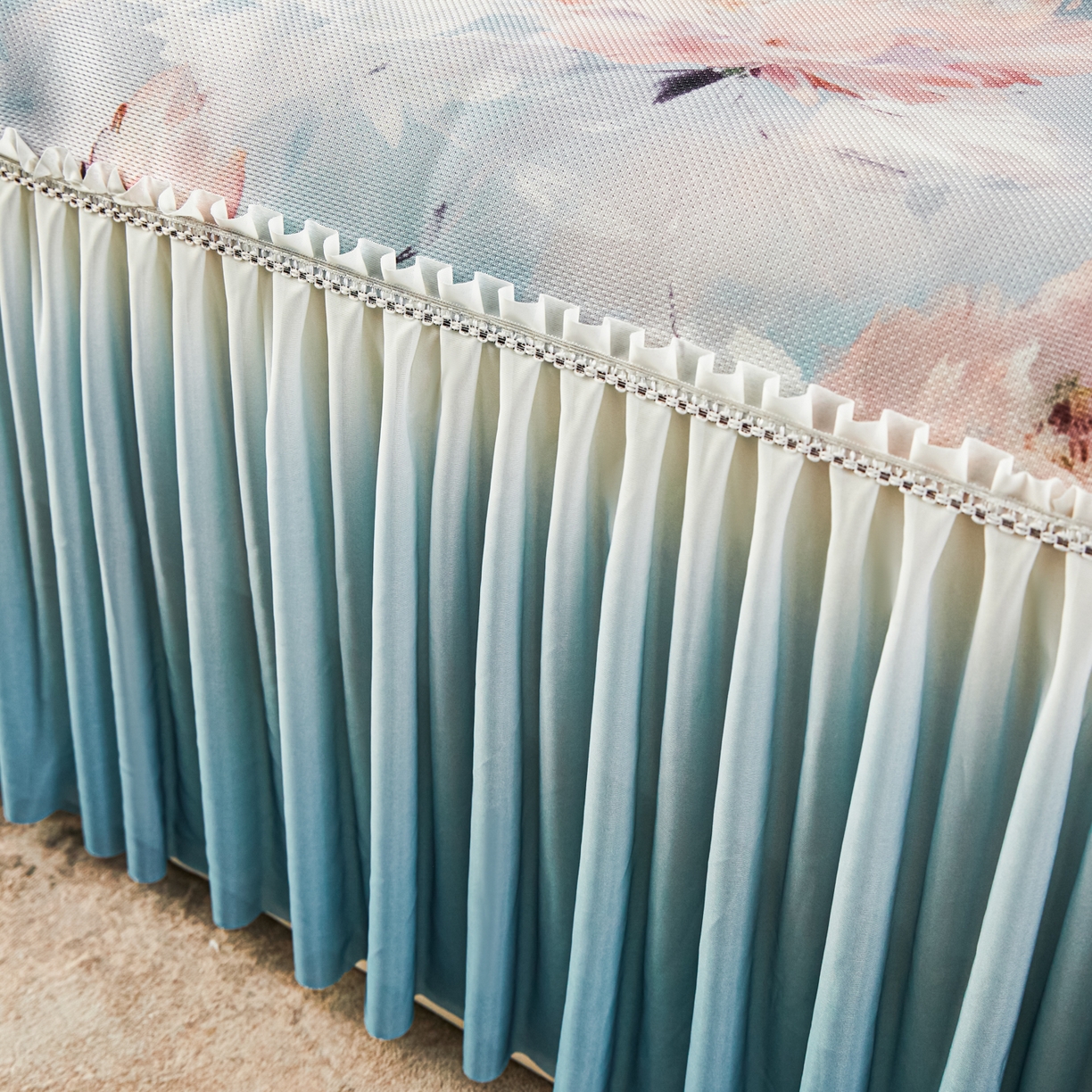 91家纺网 家纺一手货源 找家纺 绒宴家纺2026海洋冰丝床裙款凉席三件套