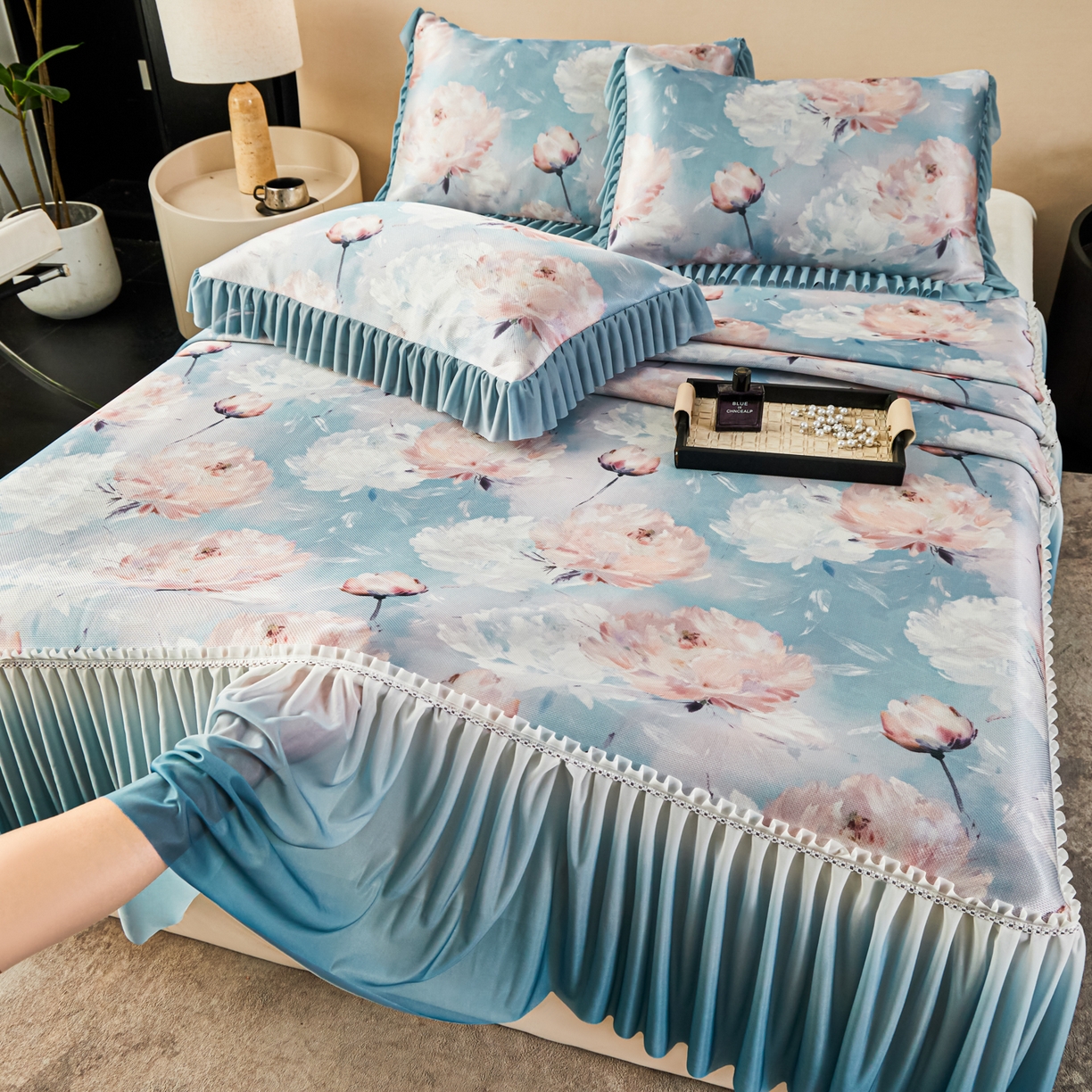 91家纺网 家纺一手货源 找家纺 绒宴家纺2026海洋冰丝床裙款凉席三件套