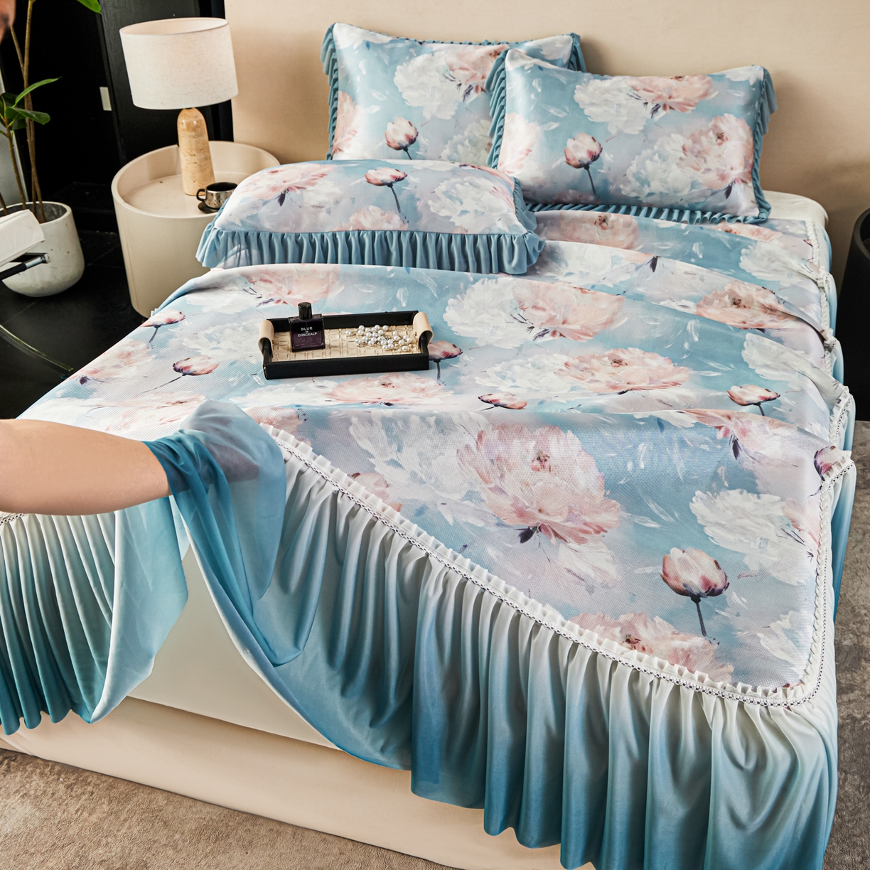 91家纺网 家纺一手货源 找家纺 绒宴家纺2026海洋冰丝床裙款凉席三件套