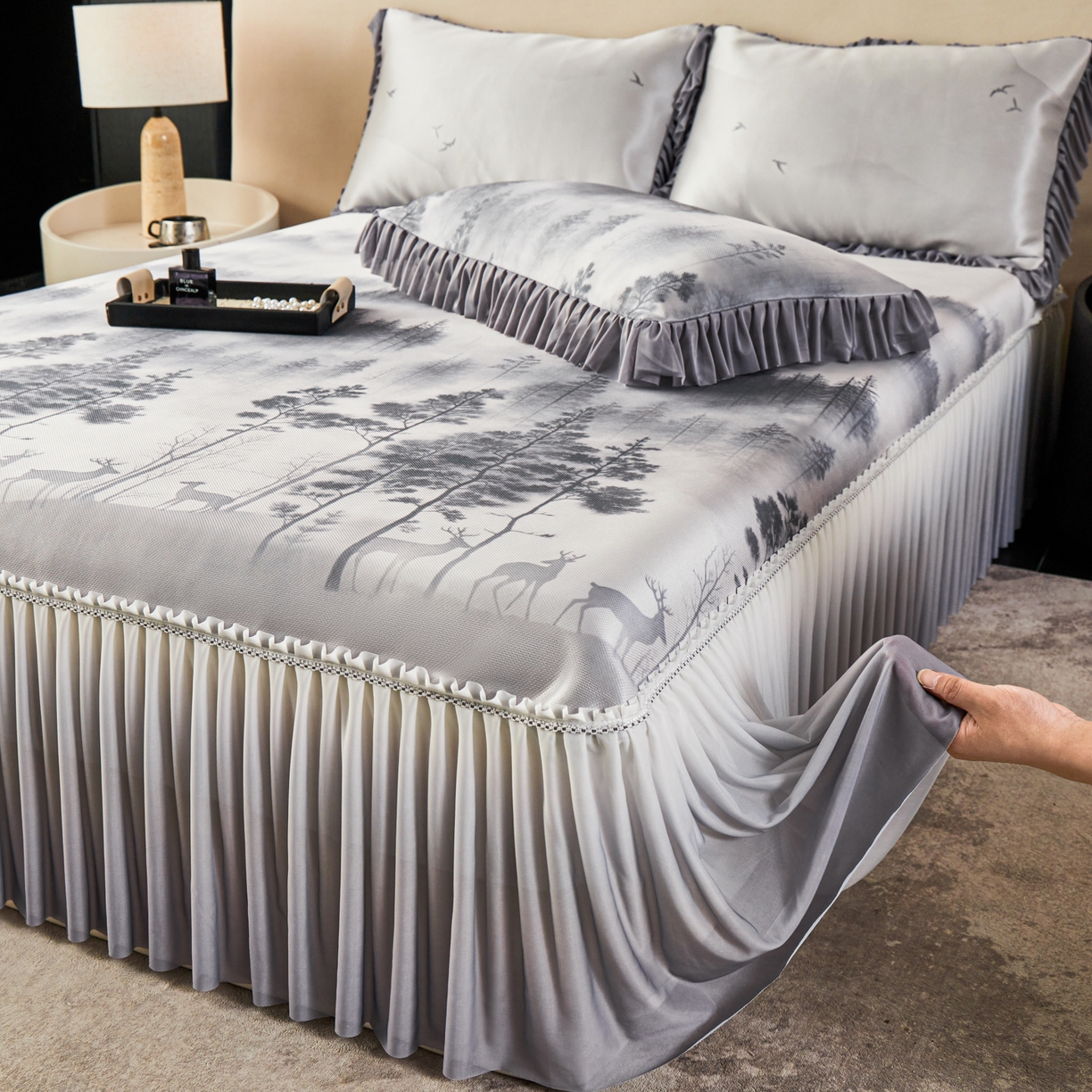 91家纺网 家纺一手货源 找家纺 绒宴家纺2026海洋冰丝床裙款凉席三件套