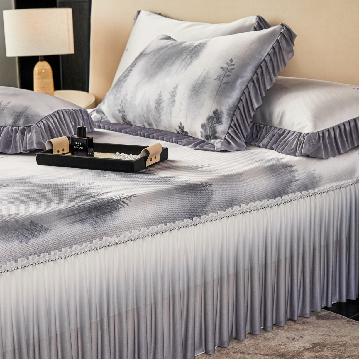 91家纺网 家纺一手货源 找家纺 绒宴家纺2026海洋冰丝床裙款凉席三件套