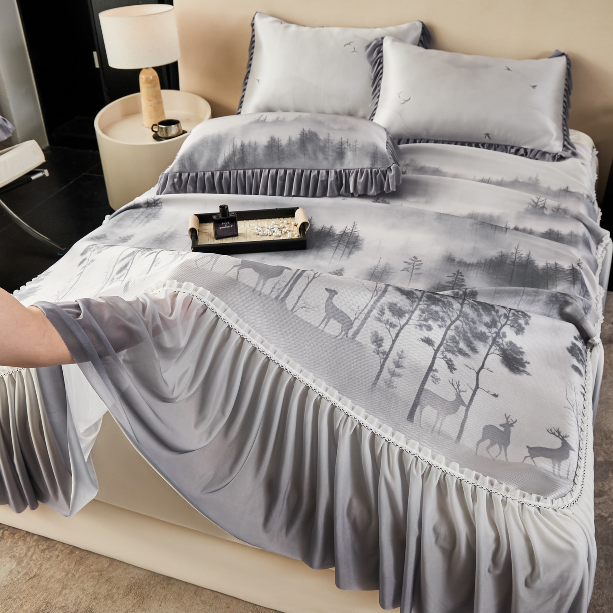 91家纺网 家纺一手货源 找家纺 绒宴家纺2026海洋冰丝床裙款凉席三件套