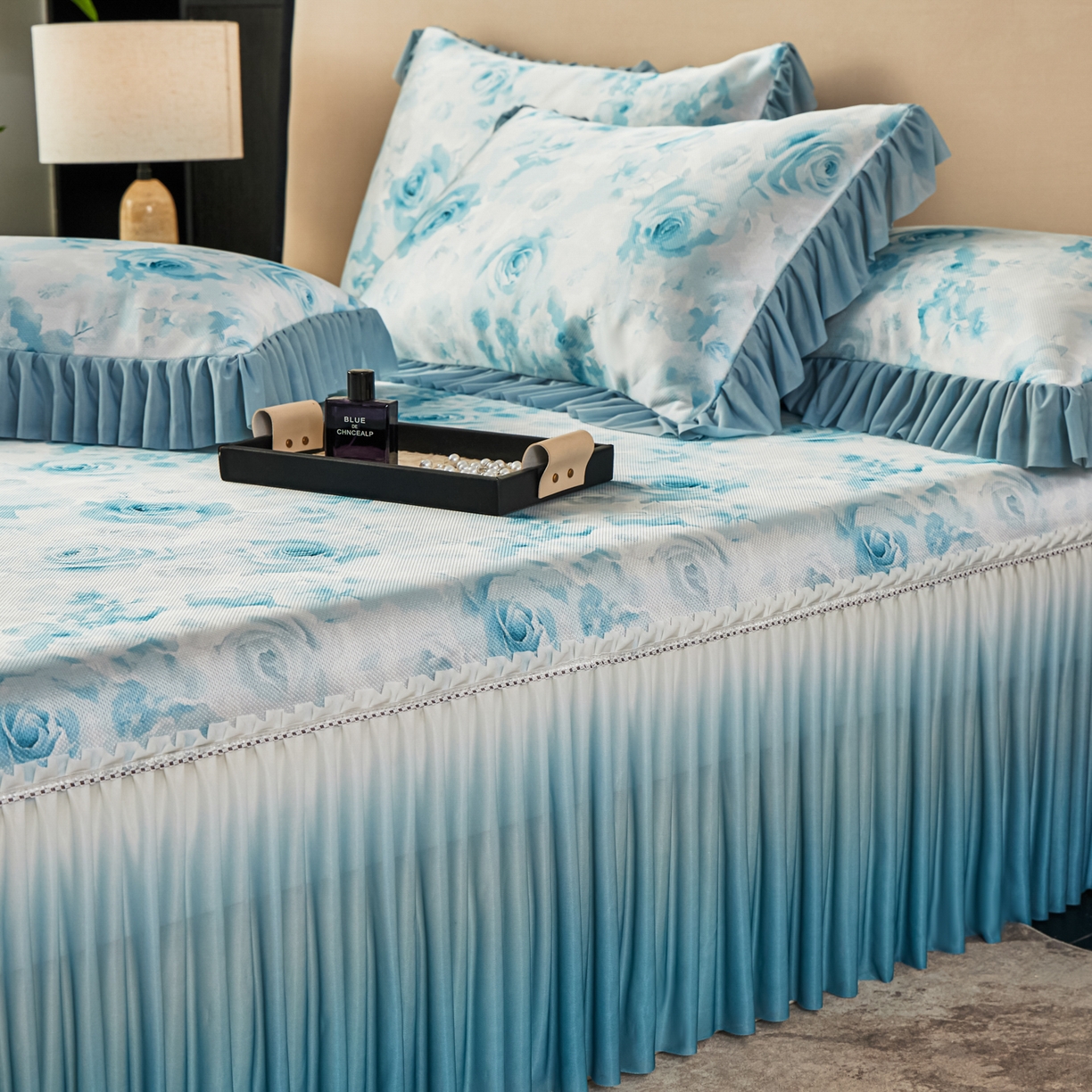 91家纺网 家纺一手货源 找家纺 绒宴家纺2026海洋冰丝床裙款凉席三件套