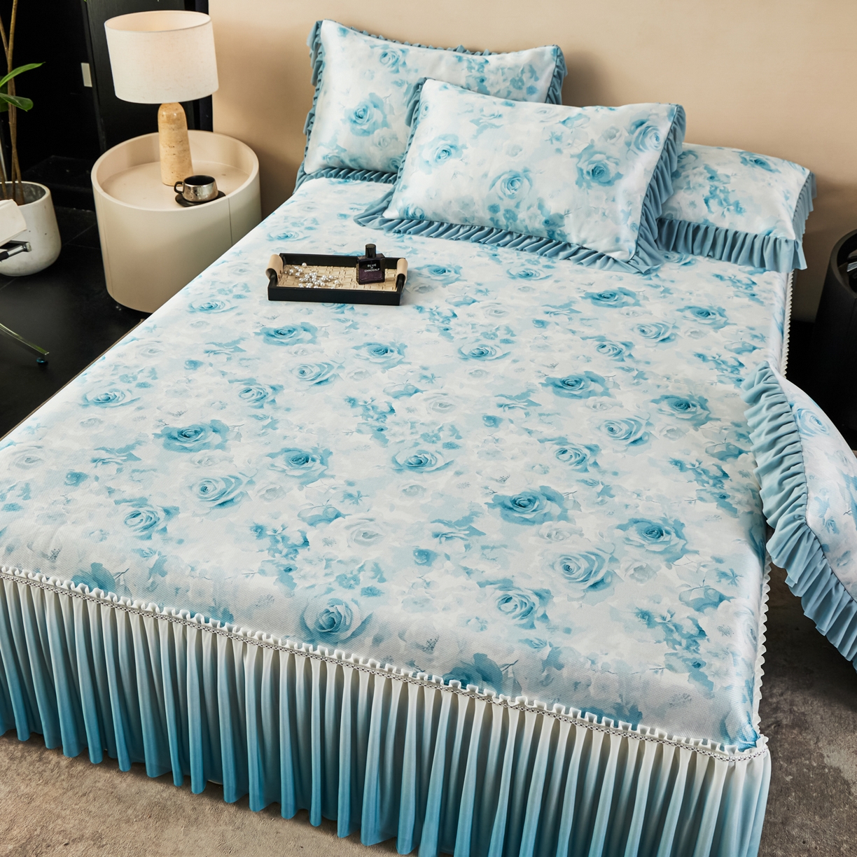 91家纺网 家纺一手货源 找家纺 绒宴家纺2026海洋冰丝床裙款凉席三件套