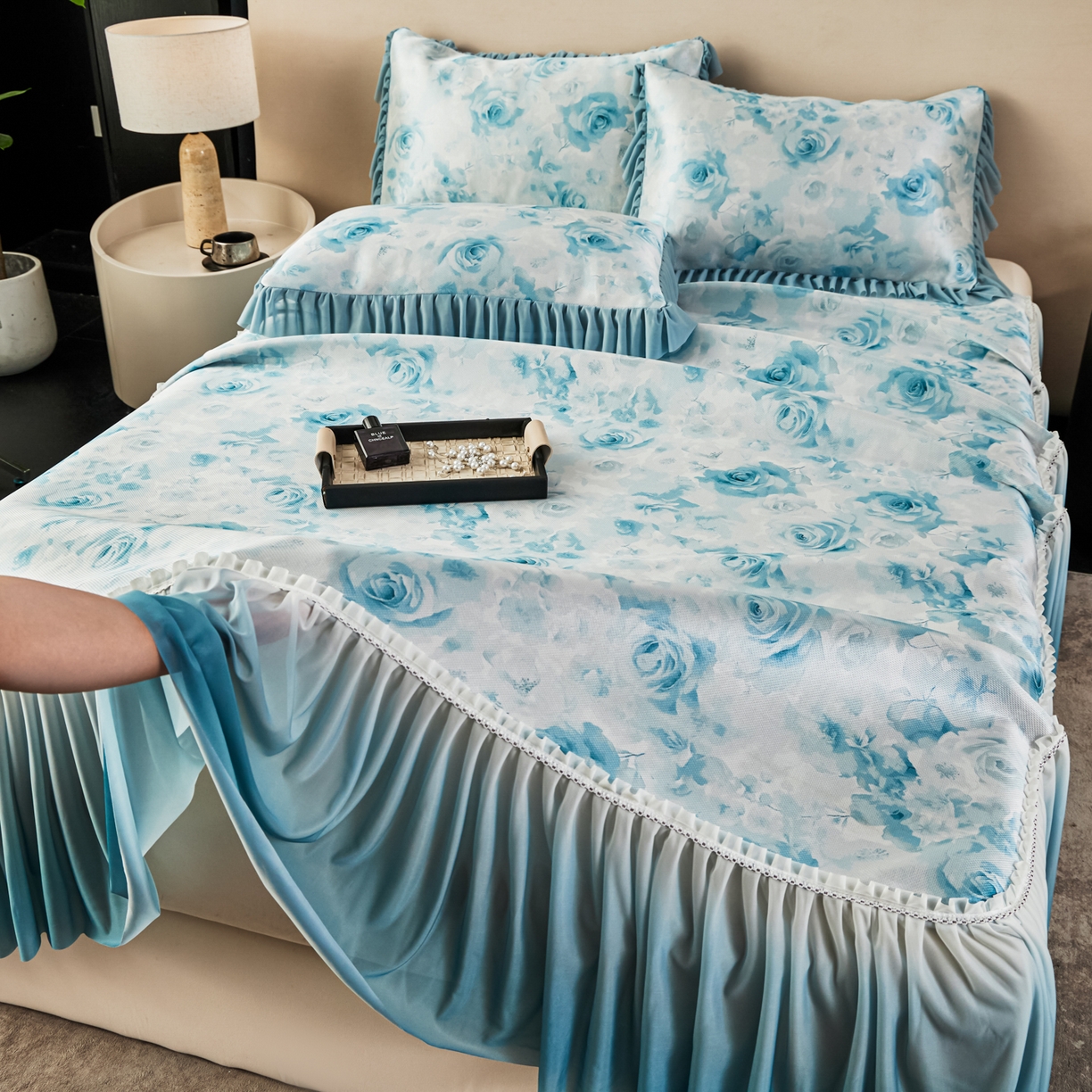 91家纺网 家纺一手货源 找家纺 绒宴家纺2026海洋冰丝床裙款凉席三件套