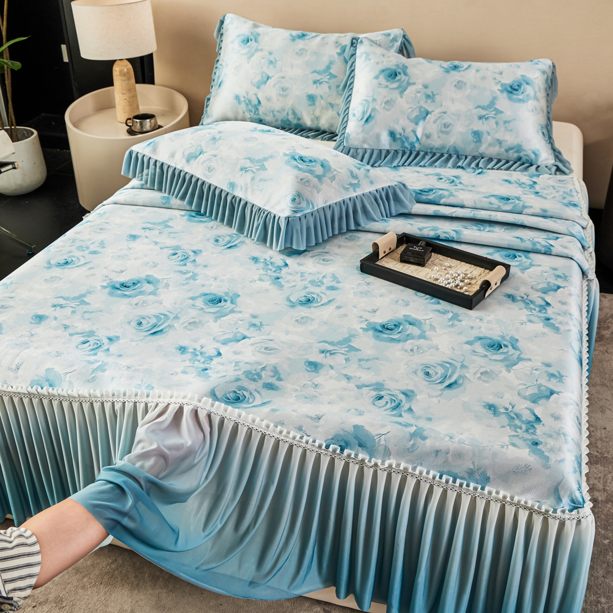 91家纺网 家纺一手货源 找家纺 绒宴家纺2026海洋冰丝床裙款凉席三件套