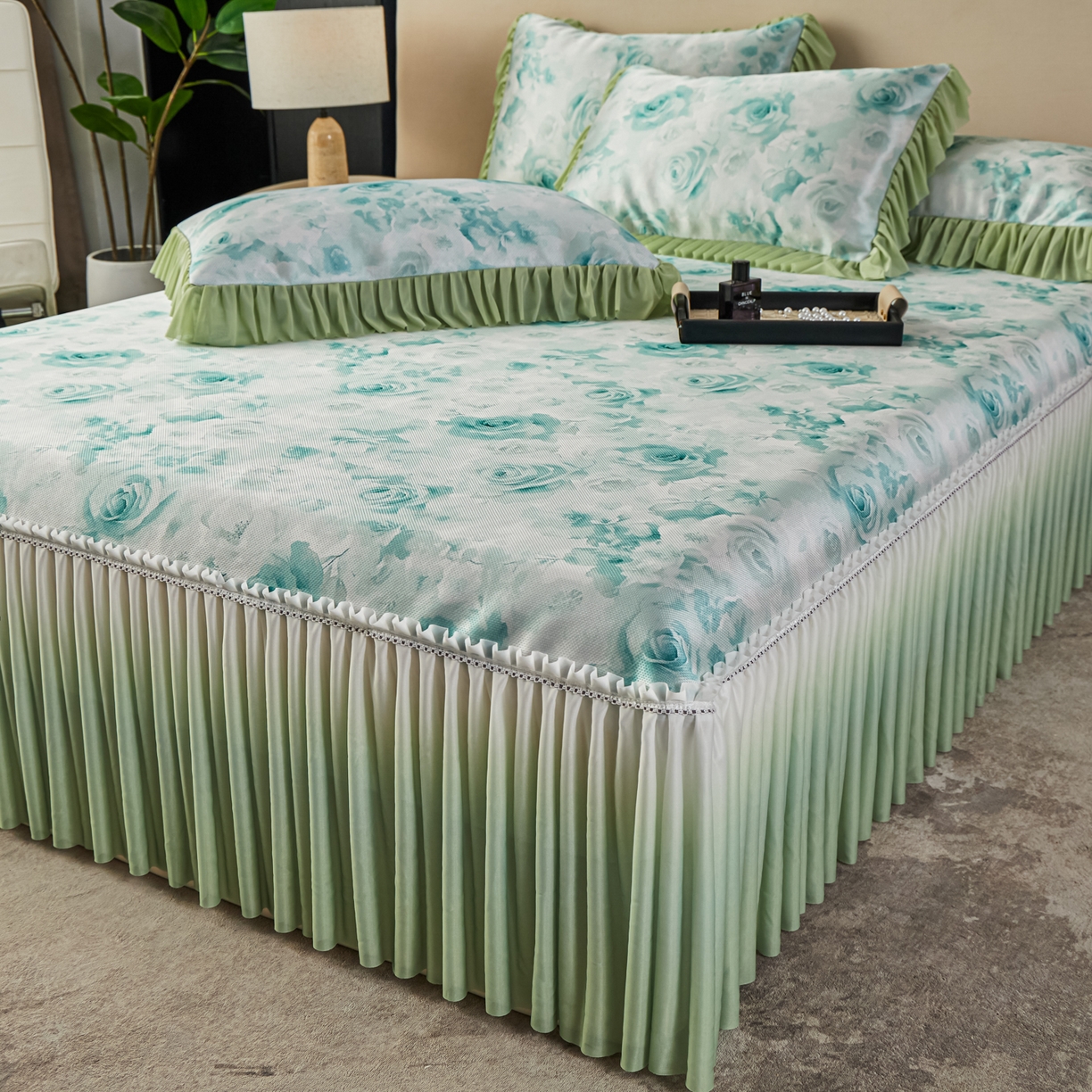 91家纺网 家纺一手货源 找家纺 绒宴家纺2026海洋冰丝床裙款凉席三件套