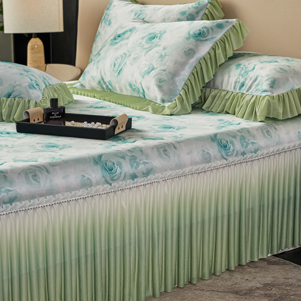 91家纺网 家纺一手货源 找家纺 绒宴家纺2026海洋冰丝床裙款凉席三件套