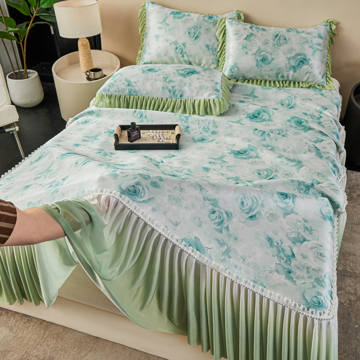 91家纺网 家纺一手货源 找家纺 绒宴家纺2026海洋冰丝床裙款凉席三件套