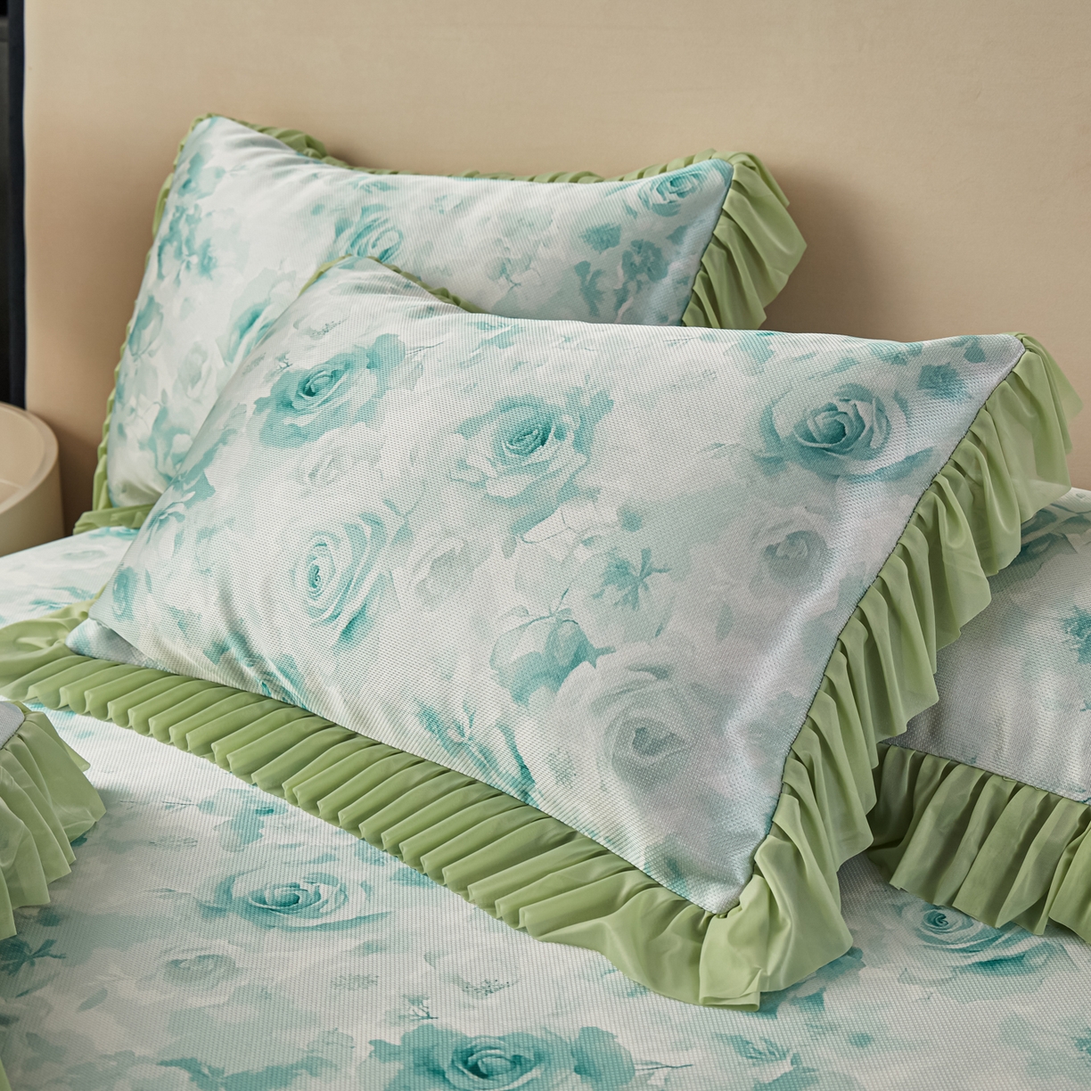 91家纺网 家纺一手货源 找家纺 绒宴家纺2026海洋冰丝床裙款凉席三件套