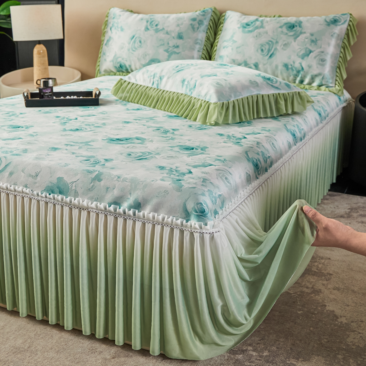 91家纺网 家纺一手货源 找家纺 绒宴家纺2026海洋冰丝床裙款凉席三件套