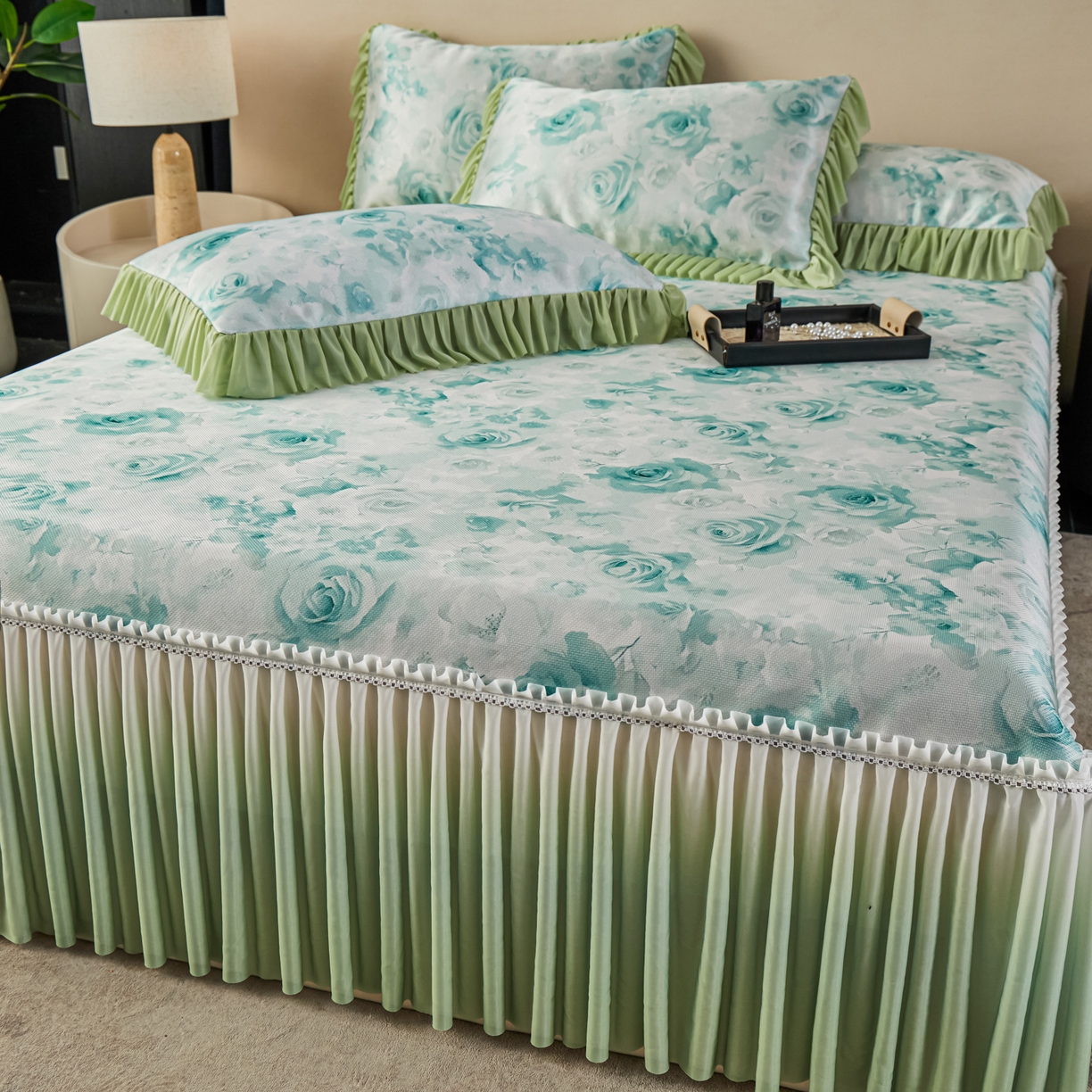 91家纺网 家纺一手货源 找家纺 绒宴家纺2026海洋冰丝床裙款凉席三件套