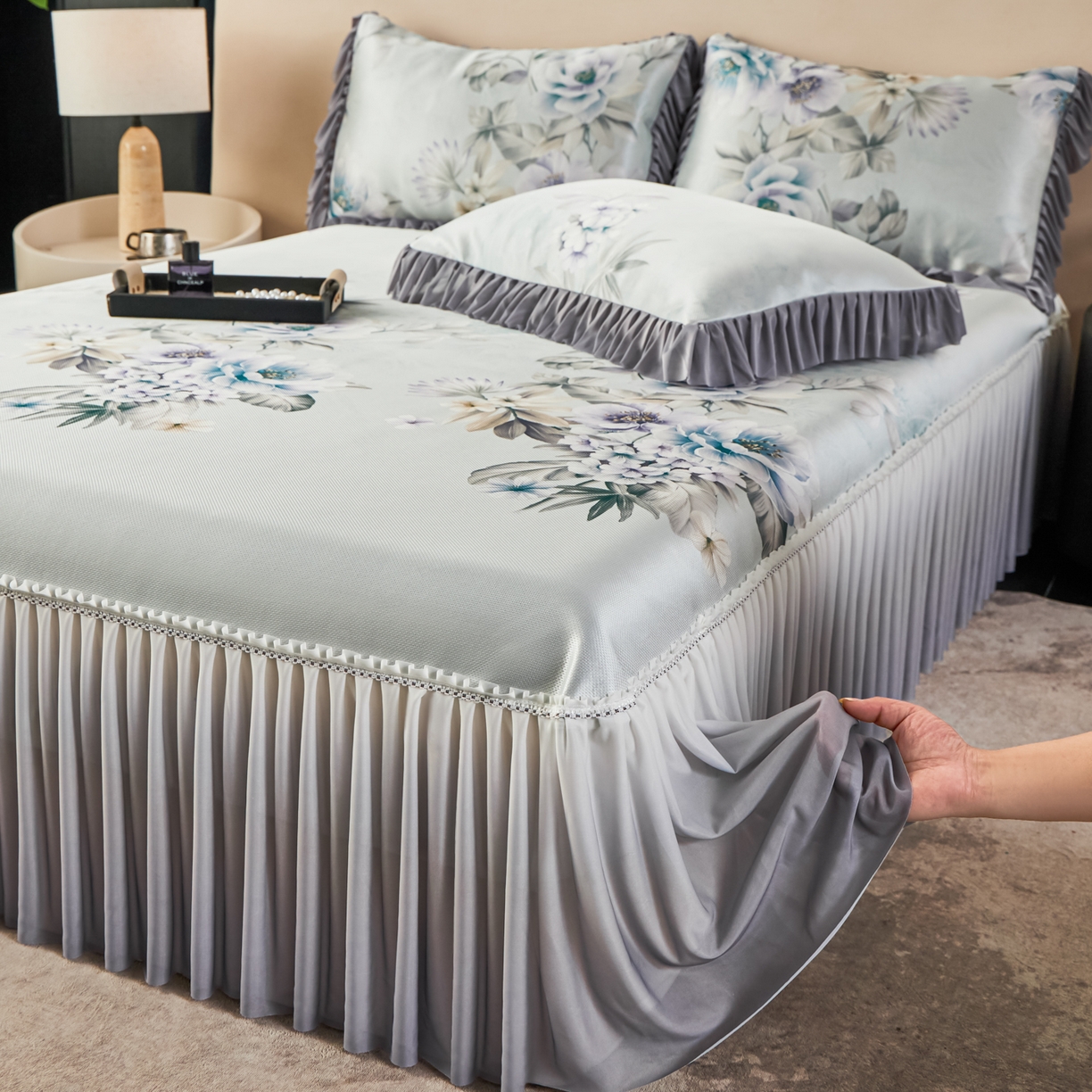 91家纺网 家纺一手货源 找家纺 绒宴家纺2026海洋冰丝床裙款凉席三件套