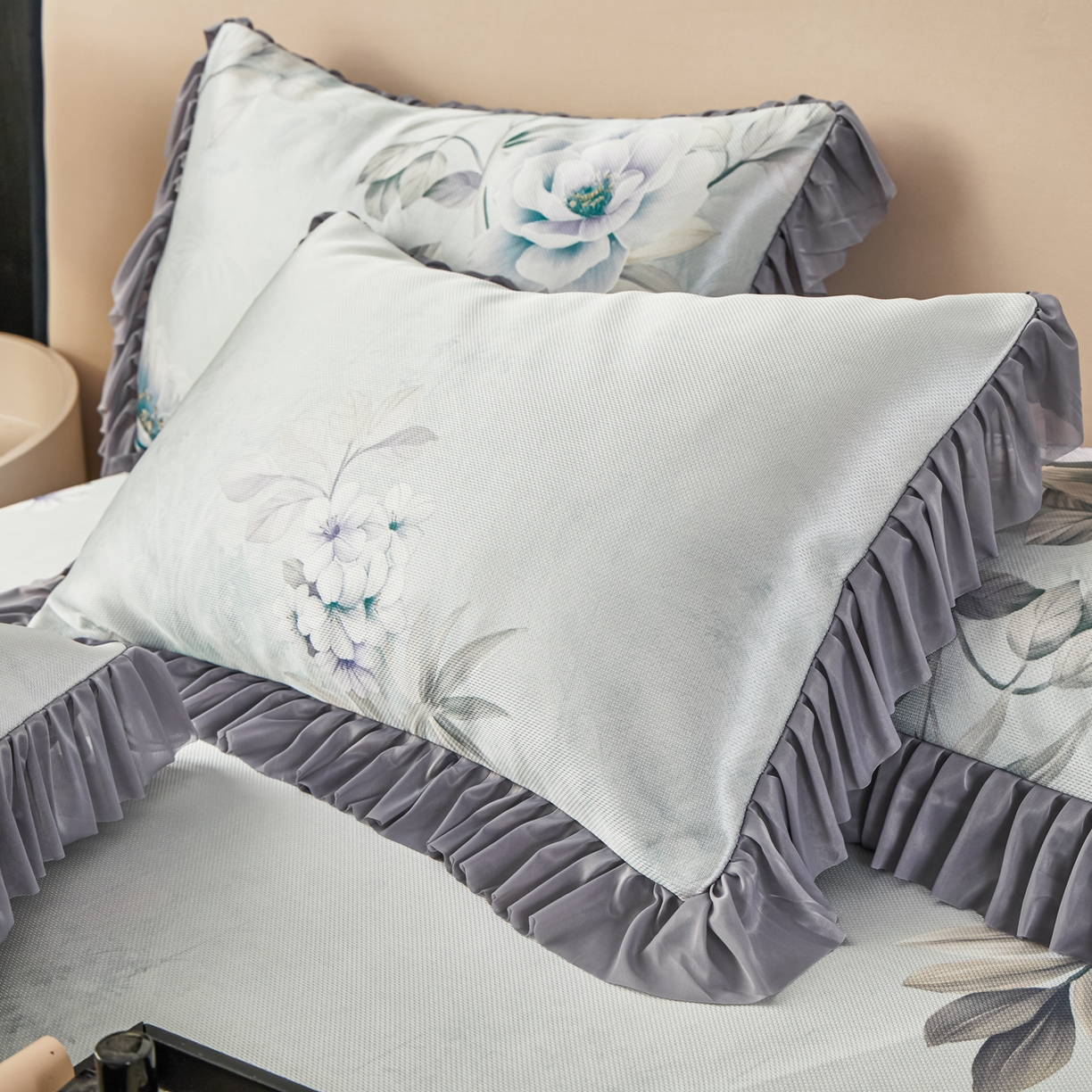 91家纺网 家纺一手货源 找家纺 绒宴家纺2026海洋冰丝床裙款凉席三件套