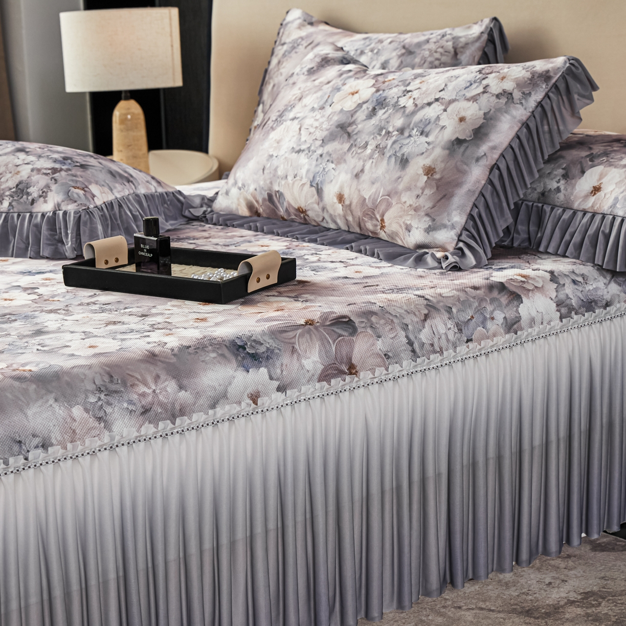 91家纺网 家纺一手货源 找家纺 绒宴家纺2026海洋冰丝床裙款凉席三件套