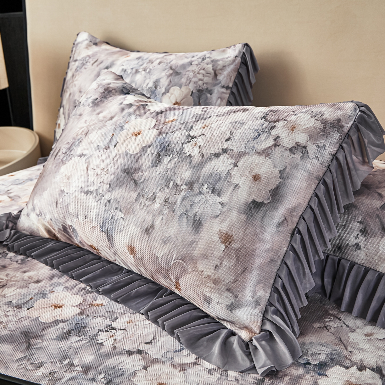 91家纺网 家纺一手货源 找家纺 绒宴家纺2026海洋冰丝床裙款凉席三件套