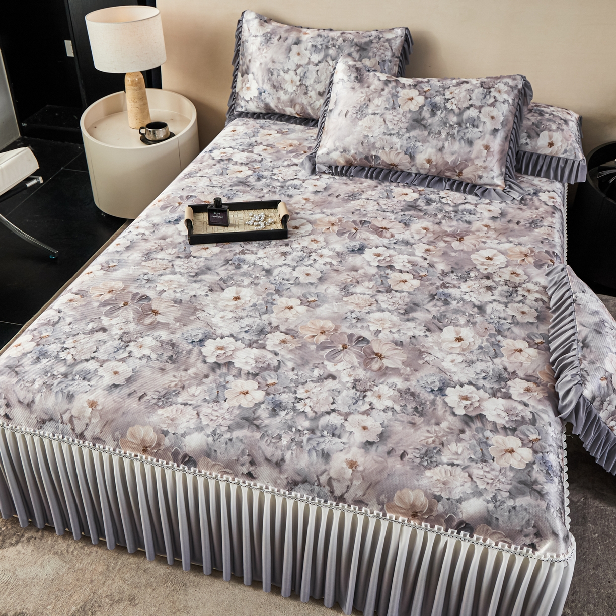 91家纺网 家纺一手货源 找家纺 绒宴家纺2026海洋冰丝床裙款凉席三件套