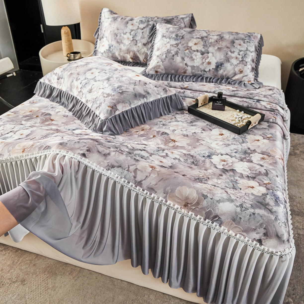 91家纺网 家纺一手货源 找家纺 绒宴家纺2026海洋冰丝床裙款凉席三件套