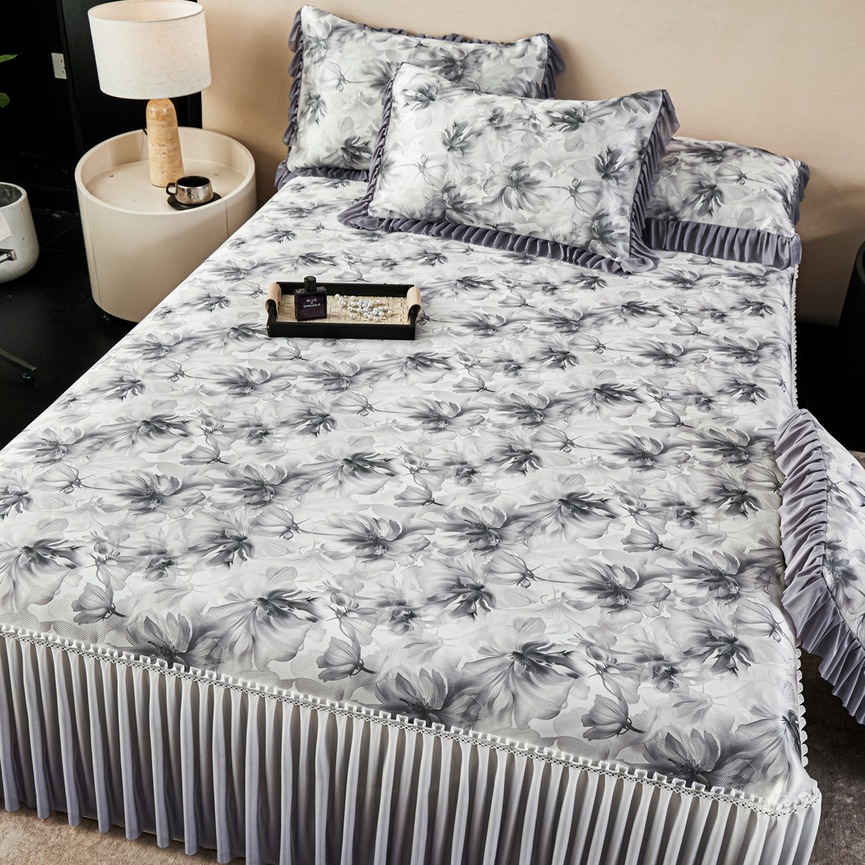 91家纺网 家纺一手货源 找家纺 绒宴家纺2026海洋冰丝床裙款凉席三件套