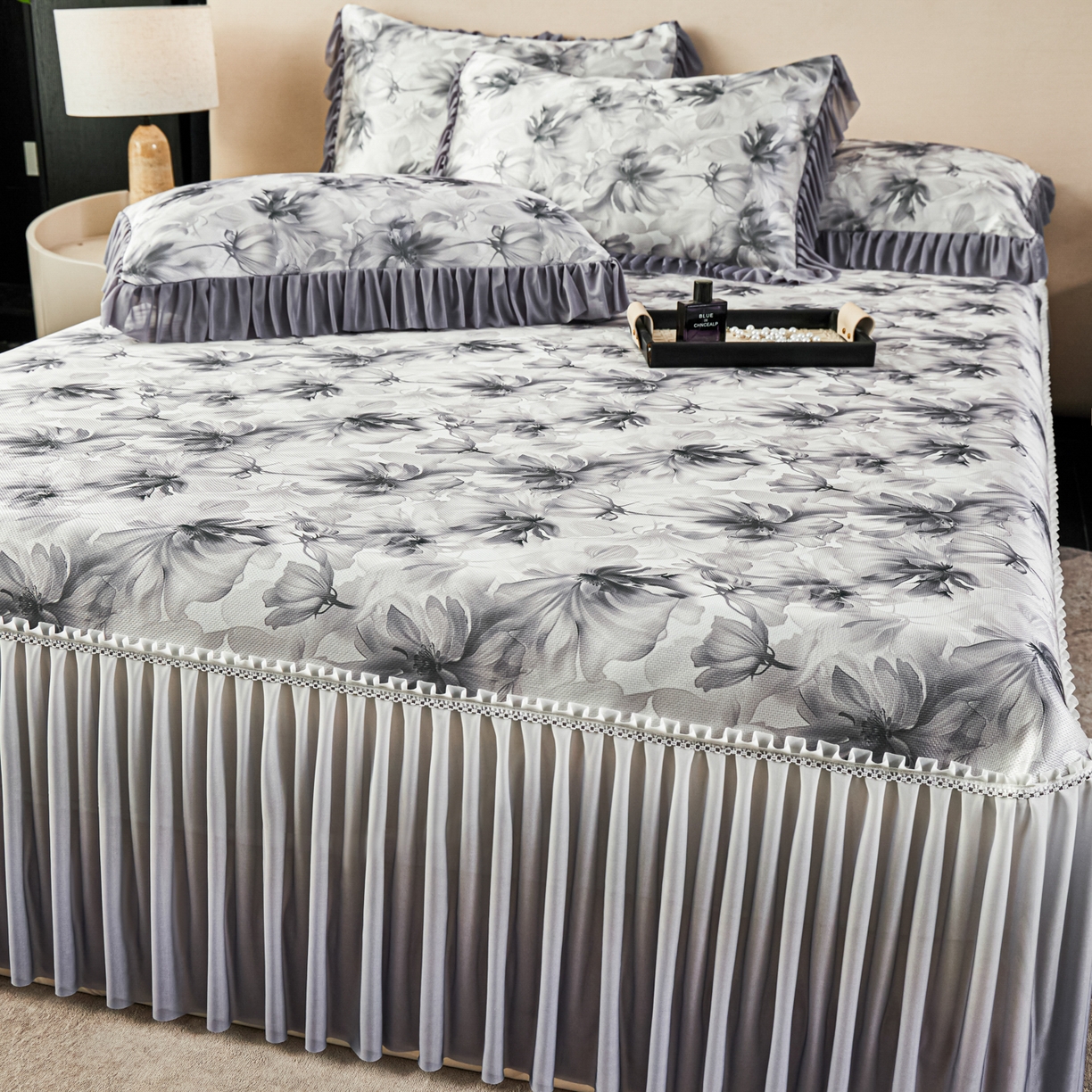 91家纺网 家纺一手货源 找家纺 绒宴家纺2026海洋冰丝床裙款凉席三件套