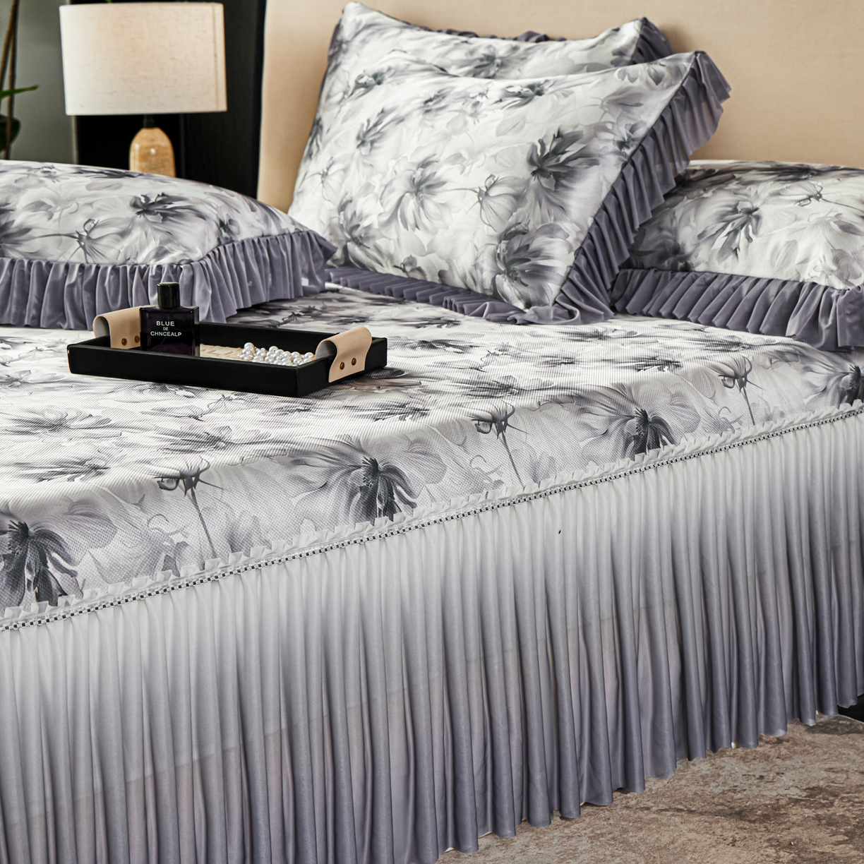 91家纺网 家纺一手货源 找家纺 绒宴家纺2026海洋冰丝床裙款凉席三件套