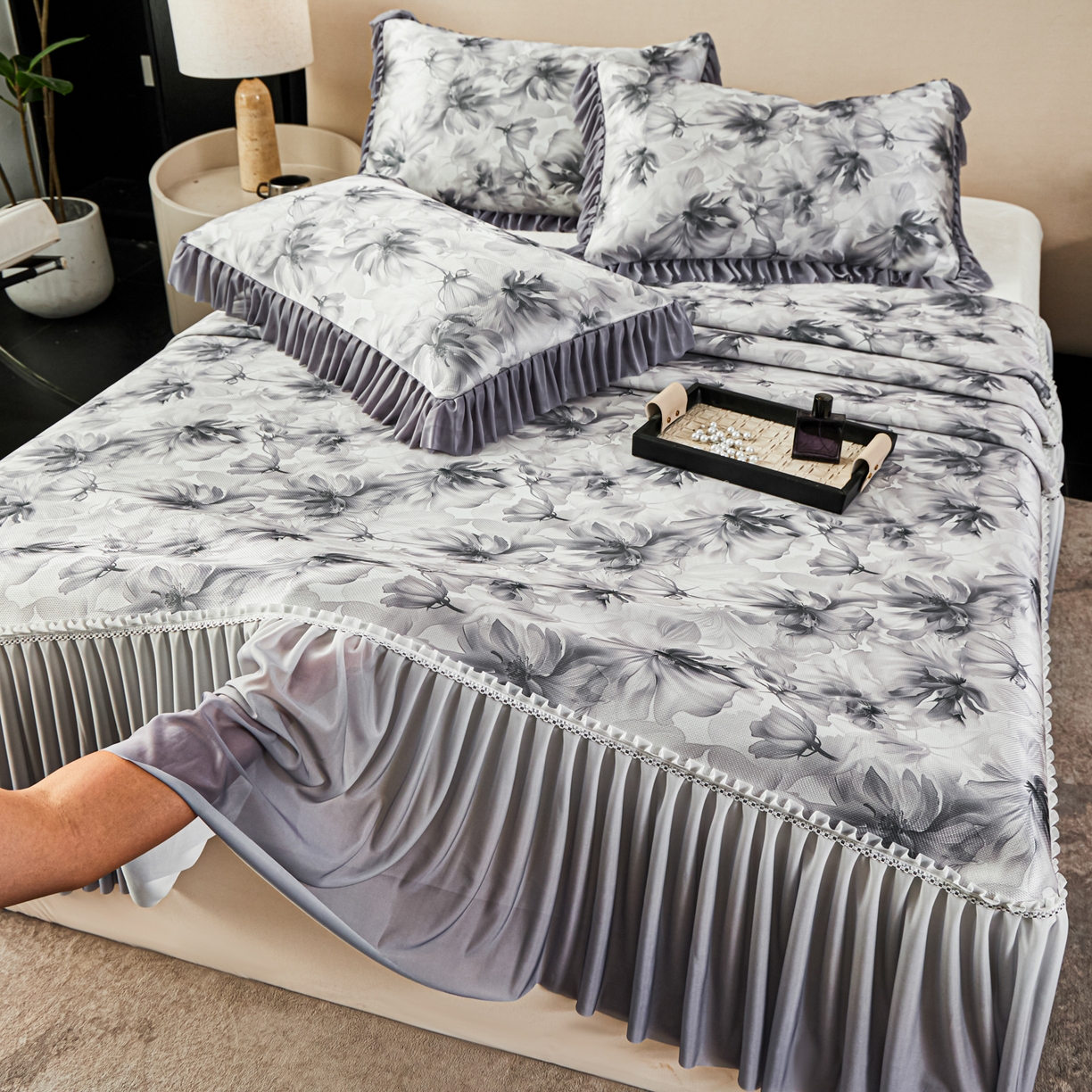 91家纺网 家纺一手货源 找家纺 绒宴家纺2026海洋冰丝床裙款凉席三件套