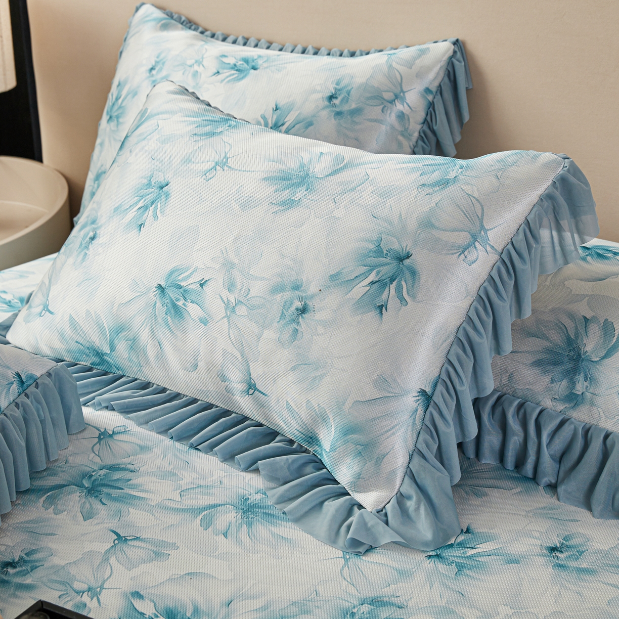 91家纺网 家纺一手货源 找家纺 绒宴家纺2026海洋冰丝床裙款凉席三件套