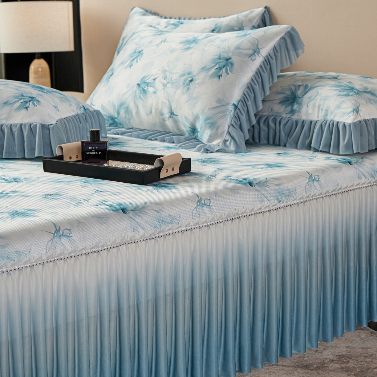 91家纺网 家纺一手货源 找家纺 绒宴家纺2026海洋冰丝床裙款凉席三件套